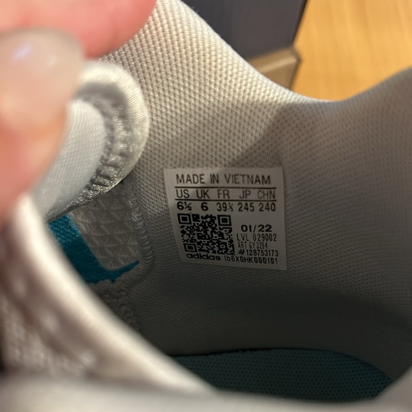 Adidas unisex basketball shoe - Picture 9 of 11